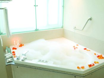 Deep Soaking Bathtub